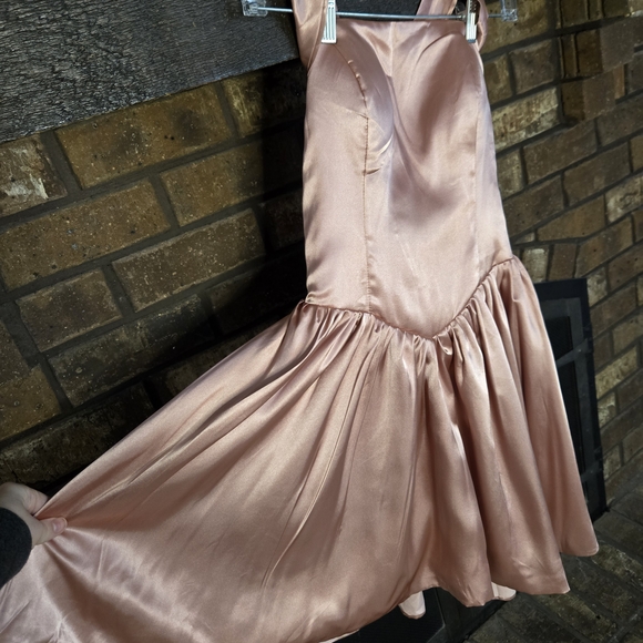 Elegant Pink Satin Dress - Picture 3 of 3